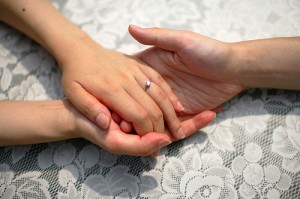 Hand in Hand für eine bessere Ehe. Foto: flickr/kumon